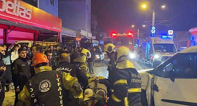 Yeni yılın ilk dakikalarında feci kaza: Aracın altında kalan motosikletliyi vatandaşlar kurtardı