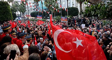 Yeniden aday gösterilen Adana Büyükşehir Belediye Başkanı Karalar, vatandaşlarla buluştu