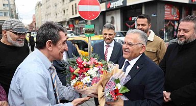 Yeraltı çarşısı esnafından Başkan Büyükkılıç'a çiçekli karşılama