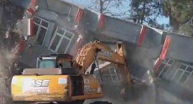 Yıktığı binanın altında kalmaktan son anda kurtuldu, panik anı kamerada
