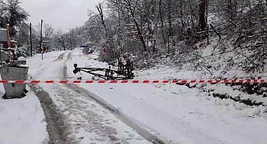 Yoğun kar elektrik tellerini kopardı, direkleri devirdi