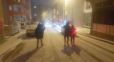 Yoğun kar yağışı gece yarısına kadar sürdü