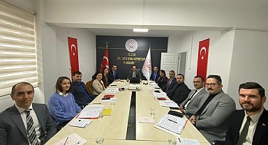 Yoğun kar yağışında vatandaşa yardım için kolları sıvadı