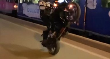Yoğun trafikte motosikletin önünü kaldırarak akrobatik hareketler yaptı