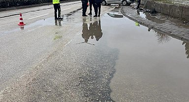 Yol bozukluğundan dolayı kontrolden çıkan otomobilin sürücüsü yaralandı
