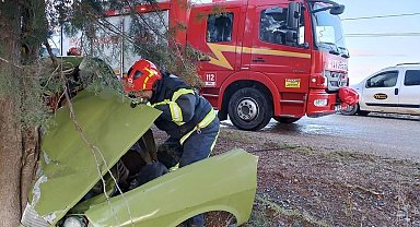 Yol kenarındaki ağaca çarpan otomobil hurdaya döndü: 2 yaralı