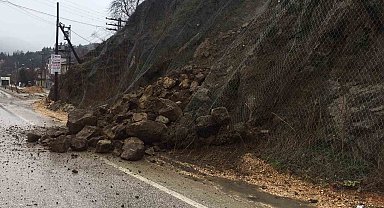 Yola düşen kaya parçaları trafiği aksattı