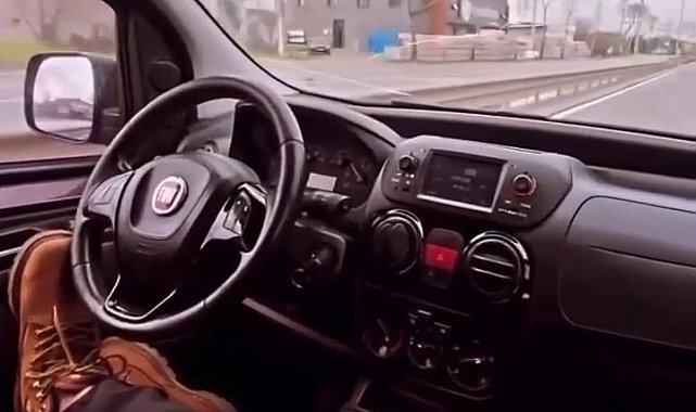 Yolcu koltuğuna geçip ayaklarıyla direksiyonu kontrol etti