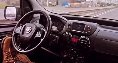 Yolcu koltuğuna geçip ayaklarıyla direksiyonu kontrol etti