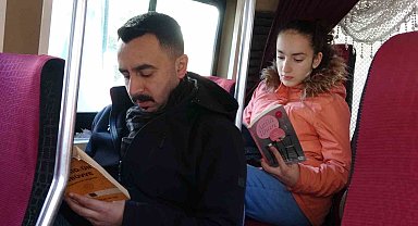 Yolcular okusun diye minibüsüne kitaplık yaptı