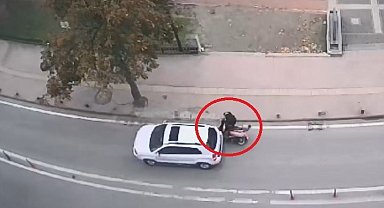 Yolda aniden durup geri hareket eden araç, az daha motosikletliyi eziyordu