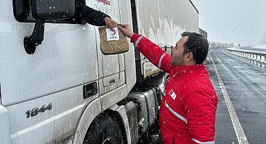 Yolda kalan araçlardaki vatandaşlara sıcak çay ve çorba ikramı
