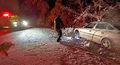 Yolda kalan iki araç ekipler tarafından kurtarıldı
