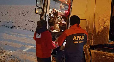 Yolda kalan sürücü ve yolculara kumanya dağıtıldı
