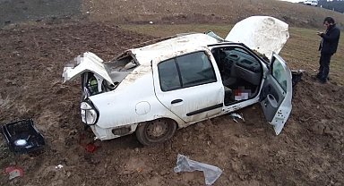 Yoldan çıkan otomobil defalarca takla atarak hurdaya döndü: 2 yaralı