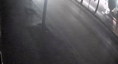 Yolun karşısına geçmeye çalışırken 2 otomobilin altında kalıp hayatını kaybetti