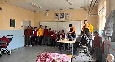 Yozgat'ta köy köy dolaşıp hasta ve yaşlıları gönüllü olarak tıraş ediyor