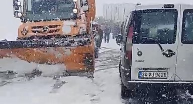 Yüksekova-Şemdinli kara yolunda çok sayıda araç mahsur kaldı