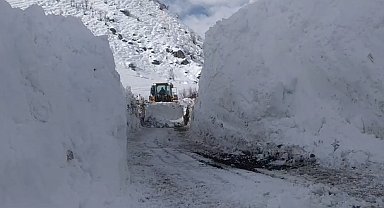Yüksekova'da 5 metreyi geçen kar tünellerinde çalışma
