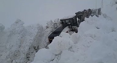Yüksekova'da 5 metreyi geçen kar tünellerinde iş makinaları gözden kayboldu