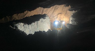 Yüksekova'da 7 metreyi geçen kar tünelleri
