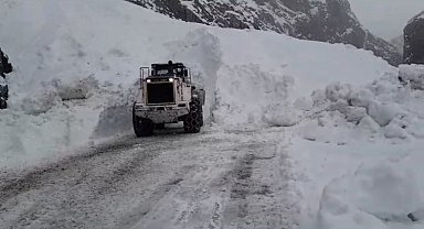 Yüksekova'da düşen çığ nedeniyle kapanan yol ulaşıma açıldı