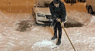Yüksekova'da kar yağışı başladı