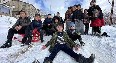 Yüksekova'da kar yağışına en çok çocuklar sevindi