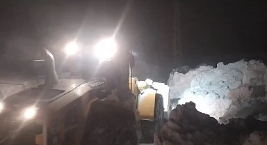 Yüksekova'da kepçe boyunu aşan karda yol açma çalışması
