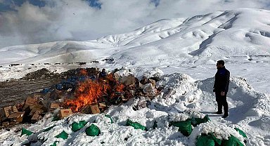 Yüksekova'da tarihi geçmiş bir kamyon gıda imha edildi
