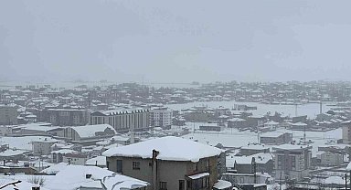 Yüksekova'da uçak seferlerine kar engeli