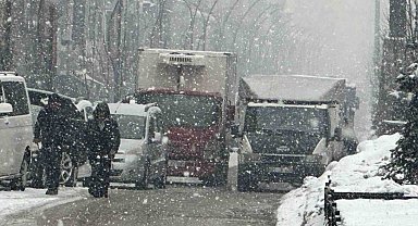 Yüksekova'da yoğun kar yağışı: Uçak seferleri iptal edildi