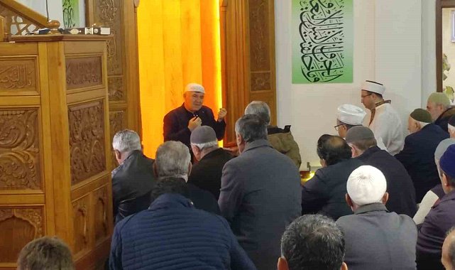 Yunus Emre Camii'nde sabah namazı için buluştular