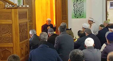 Yunus Emre Camii'nde sabah namazı için buluştular