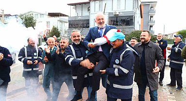 Yüzde 60 zam alan işçileri belediye başkanını omuzlarda taşıdı