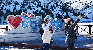 Yüzeyi buz tutan Ardıçlı Gölü'nde mest eden kış manzarası