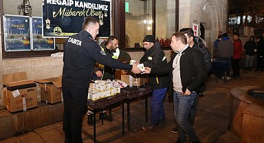 Zabıta ekiplerinden kandil simidi dağıtımı