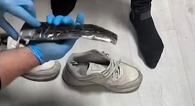 Zehir taciri reçine uyuşturucuyu ayakkabısının tabanına gizledi