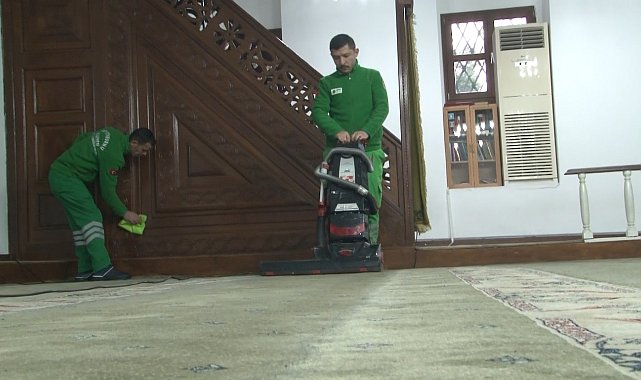 Zeytinburnu'nda camiler gül suyuyla yıkandı