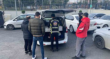 Zeytinburnu'nda düğün konvoyunda caddeyi kapatıp, etrafa para saçan şahıslara ceza yağdı