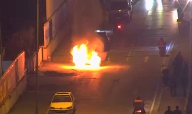 Zeytinburnu'nda park halindeki araç alev aldı