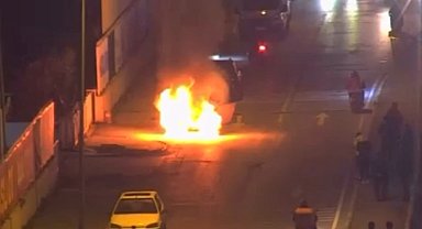 Zeytinburnu'nda park halindeki araç alev aldı