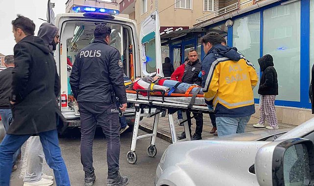 Zincir market çalışanının üzerine su kolileri devrildi