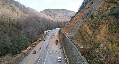 Zonguldak-Ankara kara yolundaki heyelan temizleme çalışmaları havadan görüntülendi