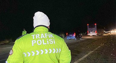 Zonguldak'ta karayolunda heyelan: Araçta hasar meydana geldi