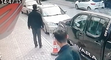 10 yaşındaki çocuk gaza bastı, araç park halindeki araçlara çarptı