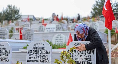 11 kuzusunun mezar taşlarını öpüp okşayarak teselli arıyor