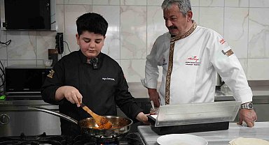 13 yaşındaki Buğra, depremzedelere yemek yaparken aşçılığa merak saldı