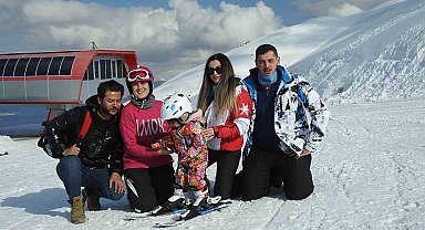 2 yaşındaki minik Elif konuşmayı öğrenmeden kayak yapmayı öğrendi