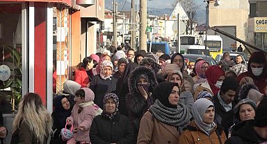 20 liraya paspas, 50 liraya tencere almak için saatlerce sıra beklediler